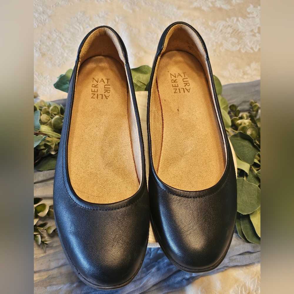 Womens Naturlizer flats size 10m